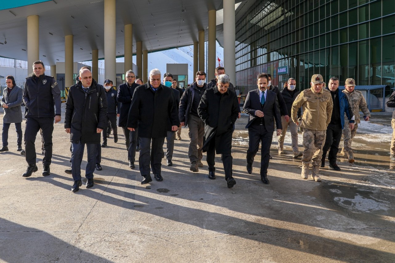 Vali Bilmez Kapıköy Gümrük Kapısı’nı Ziyaret Edip Personelin Gününü Kutladı