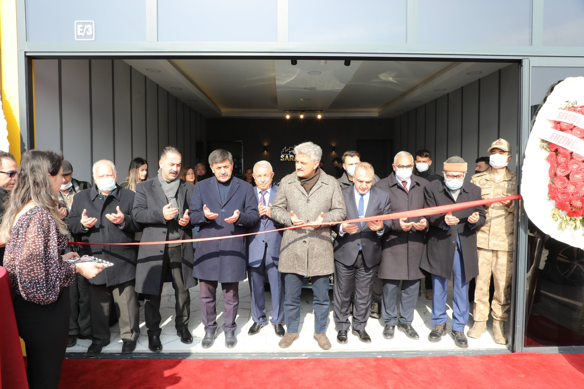 Sayın Erzincan Valisi Mehmet Makas, Yeni Galericiler Sitesi’nde hizmete giren Saraypark Auto isimli işyerinin açılışına katıldı