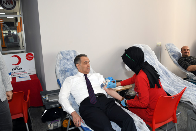 Vali Mahmut Çuhadar, Kan Bağışında Bulundu
