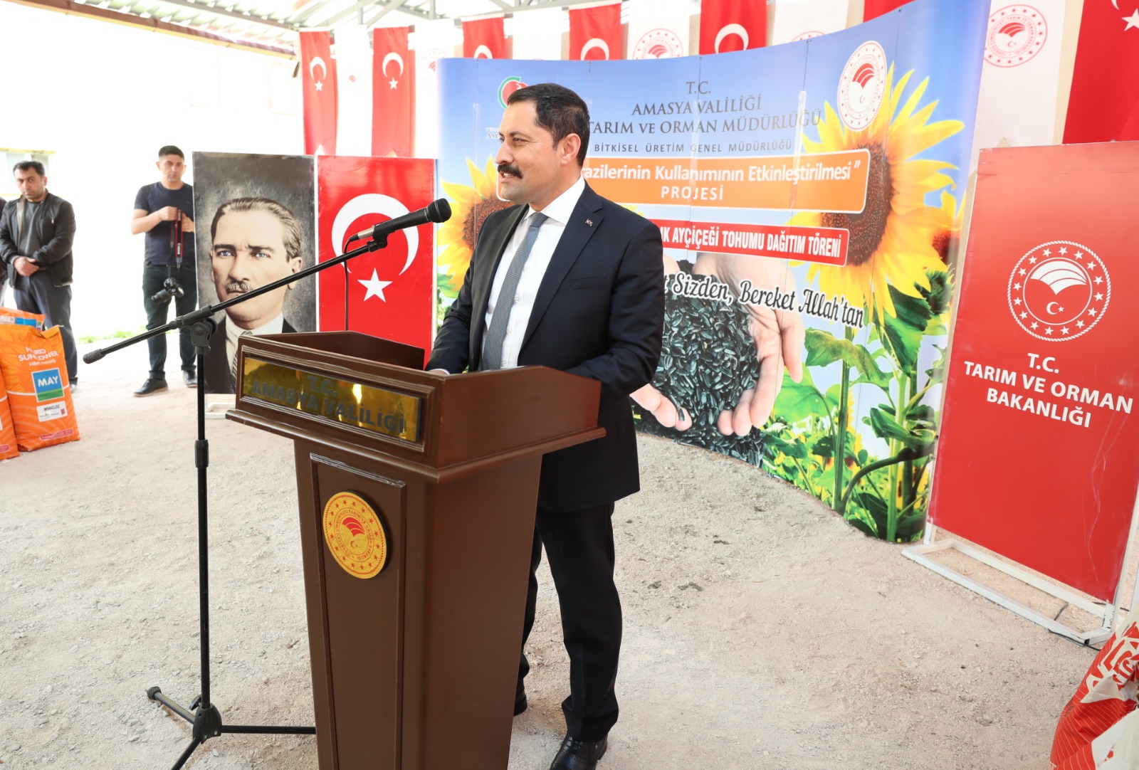Amasya Valisi Mustafa MASATLI, Amasya İlinde ve Ülkemiz Tarımını Desteklemek İçin Hayata Geçirdiğimiz Projeler Kapsamında, Ayçiçek Tohumu Dağıtımı Gerçekleştirdi
