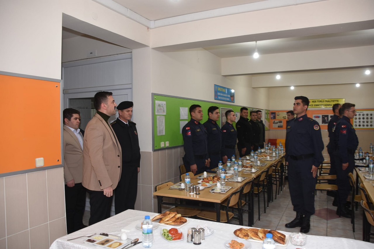 Jandarma personelleriyle birlikte sahurunu yapan Vali Tekbıyıkoğlu, Trafik Kontrol Noktalarını ziyaret etti