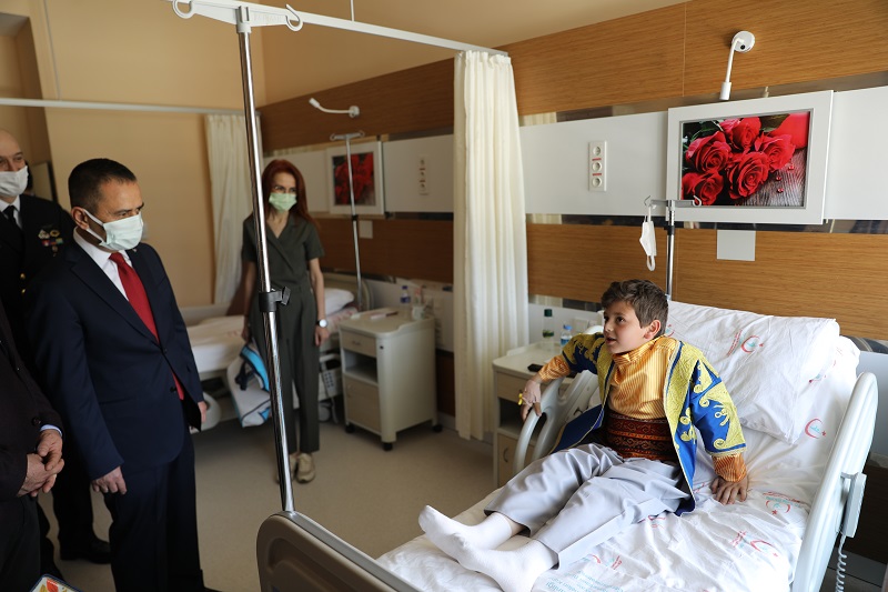 Vali İlhami AKTAŞ’tan Hastanede Yatan Çocuklara 23 Nisan Sürprizi
