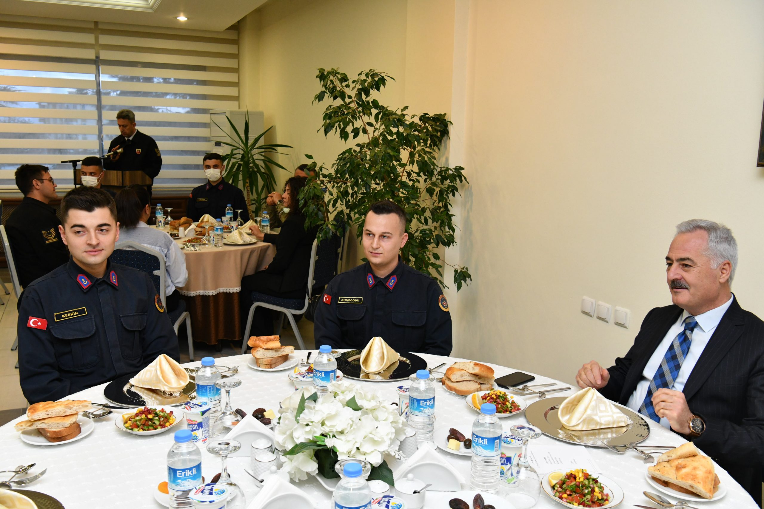 Vali Ömer Seymenoğlu İl Jandarma Komutanlığı’nda düzenlenen iftar programına katıldı.