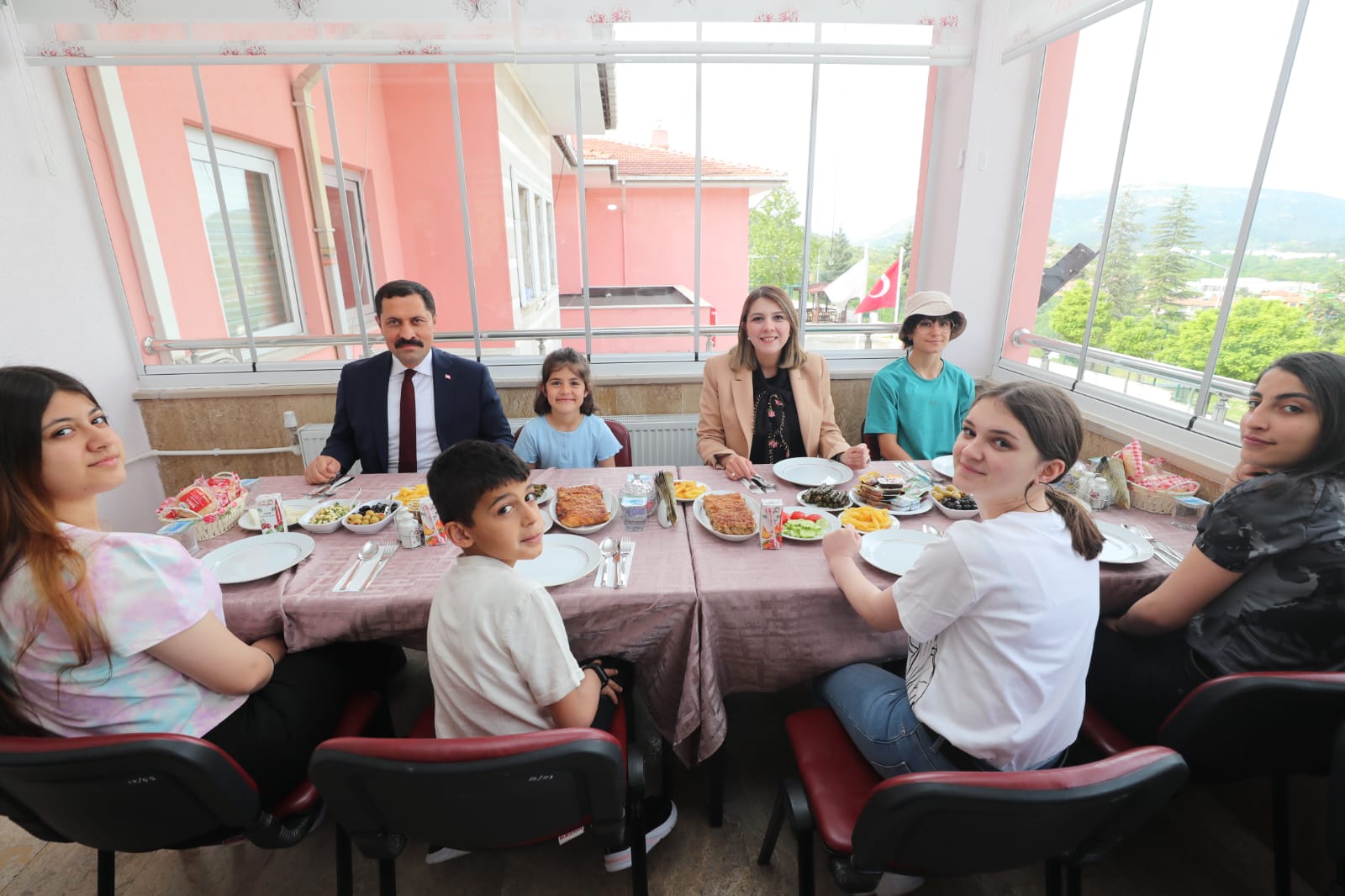 Amasya Valisi Mustafa Masatlı ve Esra Masatlı Hanımefendi Bayramı Şehidimizin Ailesi, Devlet Koruması Altındaki Yavrularımız ve Ulu Çınarlarımızla Karşıladı