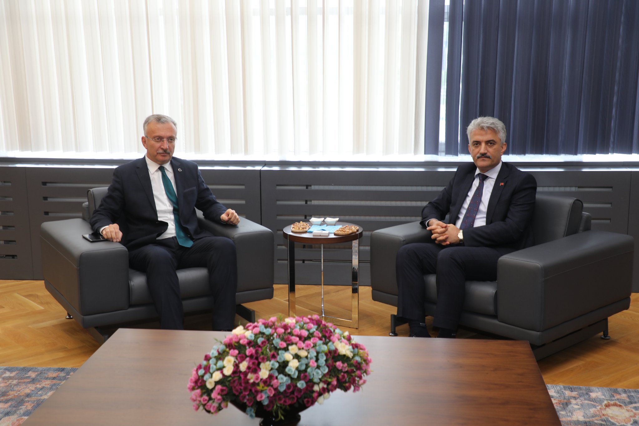Sayın Erzincan Valisi Mehmet Makas, Erzincan Binali Yıldırım Üniversitesi Rektörü Prof. Dr. Akın Levent’i makamında ziyaret etti.