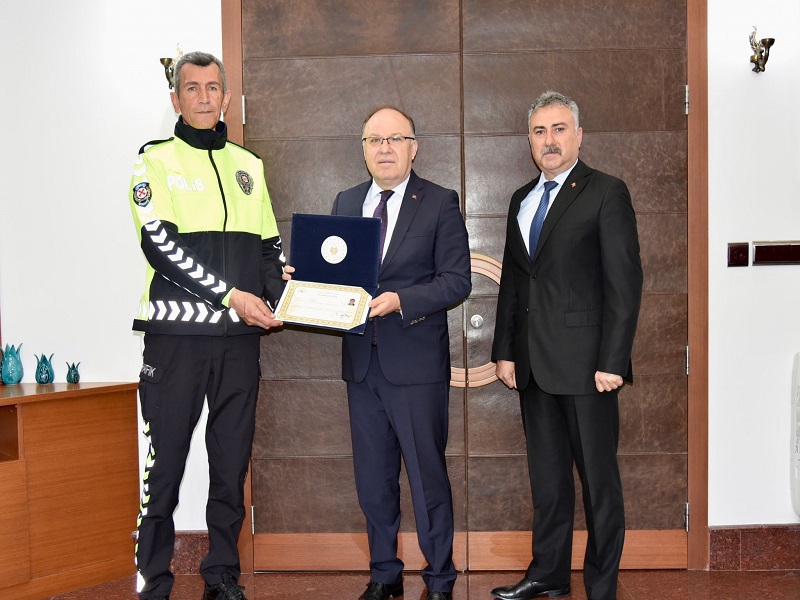 Trafik Haftasında Trafik Güvenliğinin Sağlanmasında Üstün Gayreti Görülen Emniyet ve Jandarma Personeli, Başarı Belgesi ile Ödüllendirildi