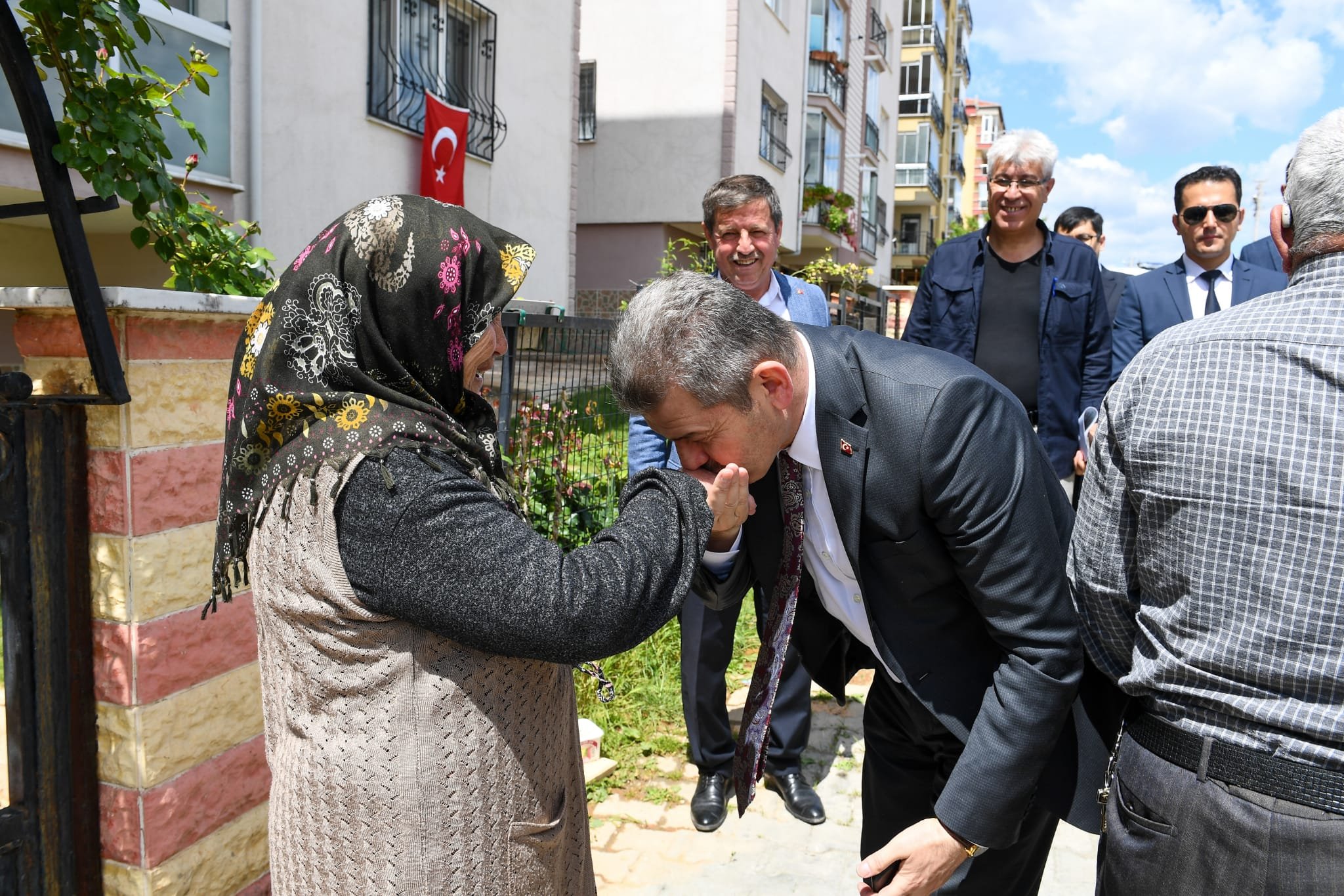 Vali Dr. Turan Ergün, Banaz ilçesi ziyareti sırasında Şehit yakınlarını ziyaret etti