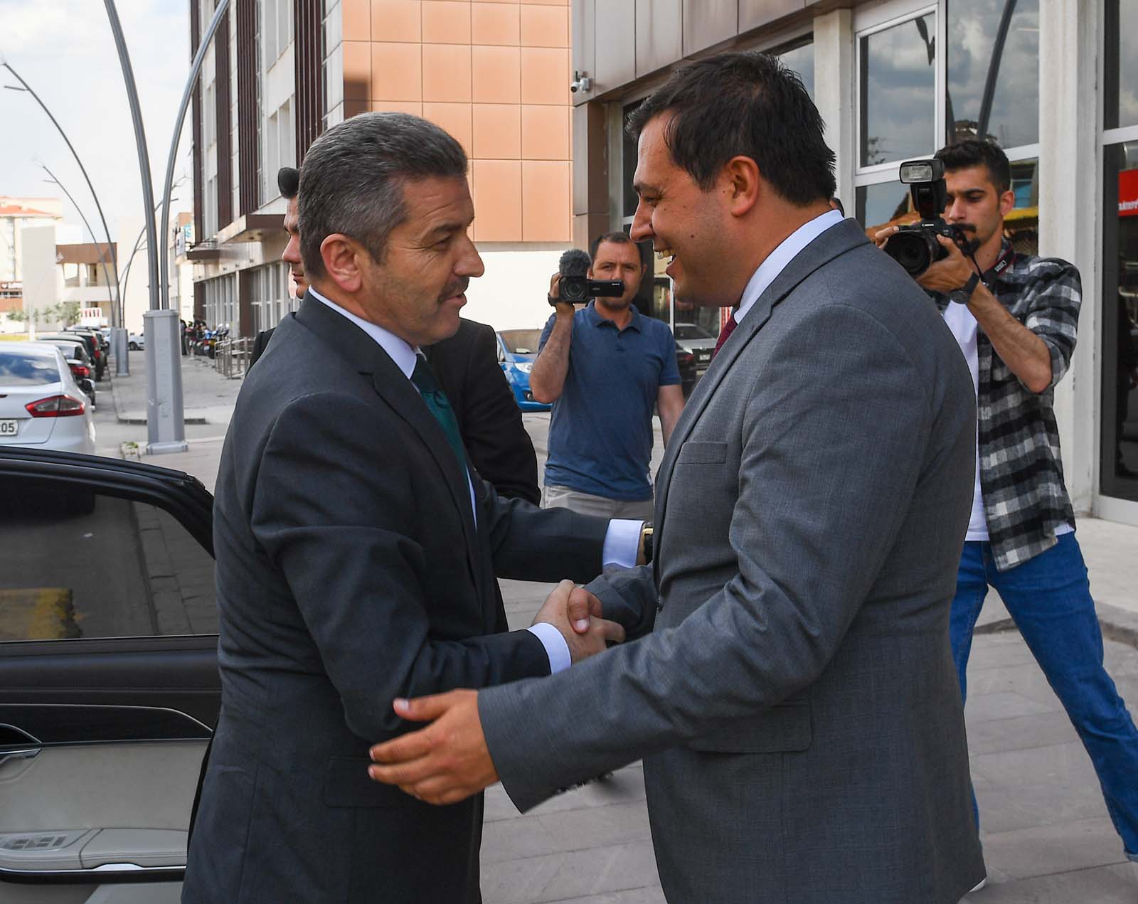 Vali Dr. Turan Ergün, Belediye Başkanı Mehmet Çakın’a iade-i ziyarette bulundu