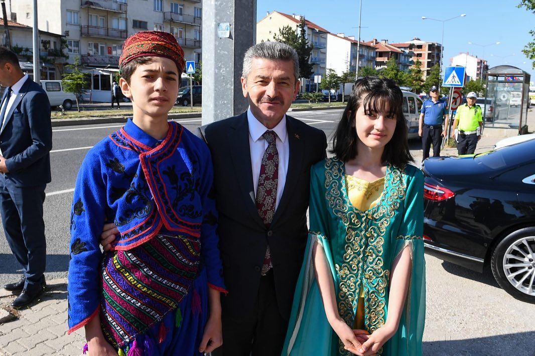 Vali Dr. Turan Ergün ilçelerdeki ziyaret ve inceleme gezilerinde bugün Banaz ilçesindeydi.
