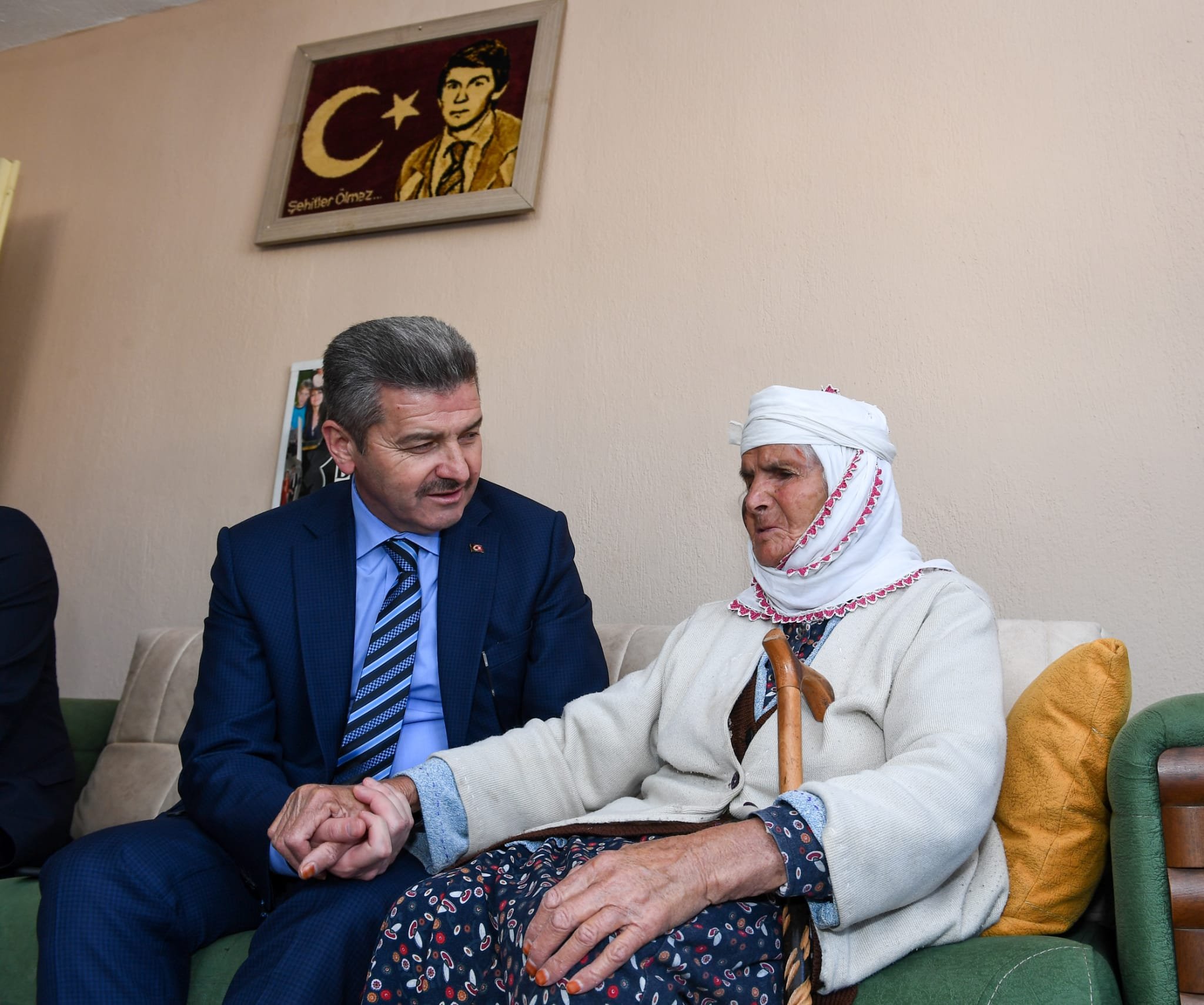 Vali Dr. Turan Ergün Karahallı ve Sivaslı ilçelerinde şehit ailelerini ziyaret etti
