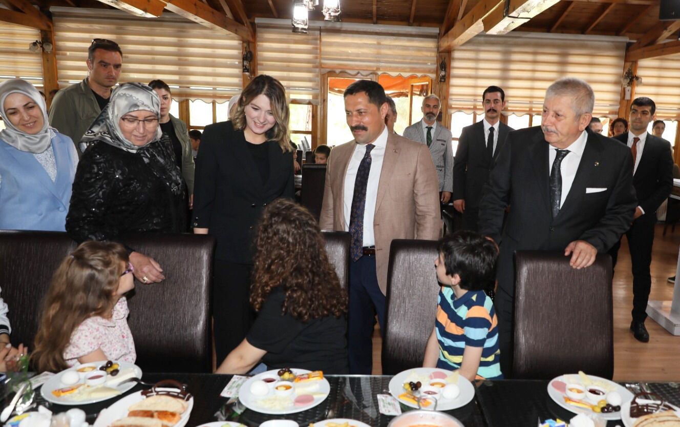 Amasya Valisi Mustafa MASATLI ile eşi Hanımefendi Çocuk Evlerinde ve Koruyucu Ailelerle Birlikte Yaşayan Çocuklarımızla Kahvaltıda Bir Araya Geldiler