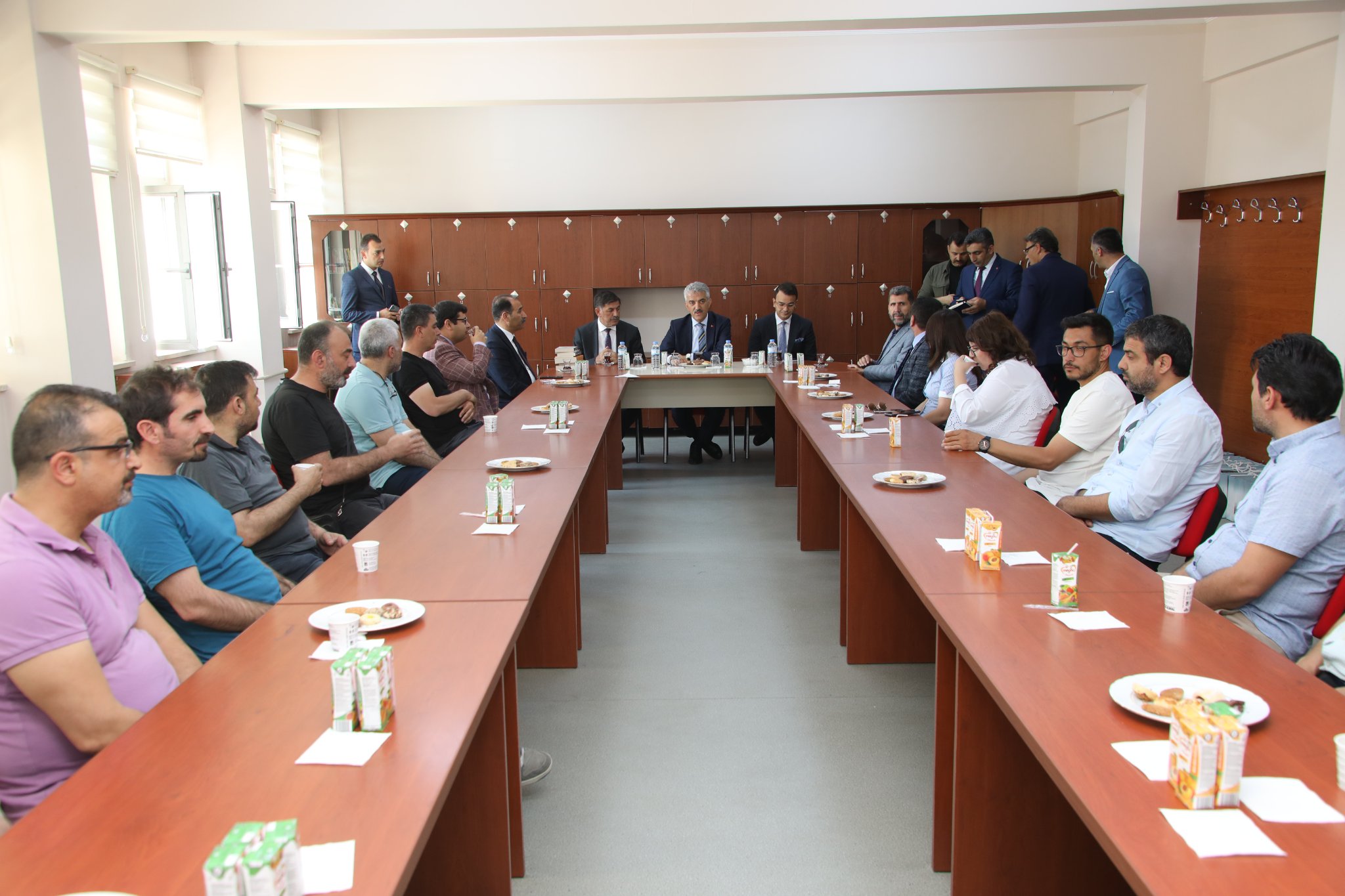 Sayın Erzincan Valisi, 2021-2022 Eğitim Öğretim Döneminin Sona Ermesi dolayısıyla öğrencilerin karnelerini verdi