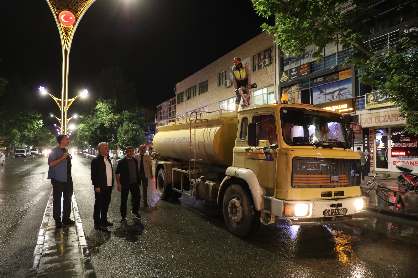 Sayın Erzincan Valisi, Gece Yol Temizleme Çalışması Yapan Personele Tatlı İkramında Bulundu.