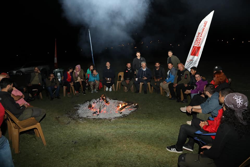 Sayın Erzincan Valisi Mehmet Makas, Yamaç Paraşütü Hedef Şampiyonası’na katılan sporcuları gece kampında ziyaret etti.