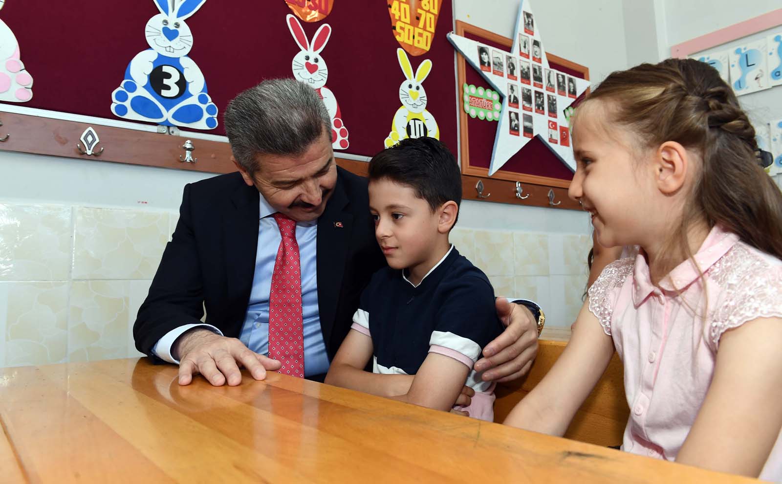 Uşak Gül İlkokulu öğrencileri karnelerini Vali Dr. Turan Ergün’den aldı