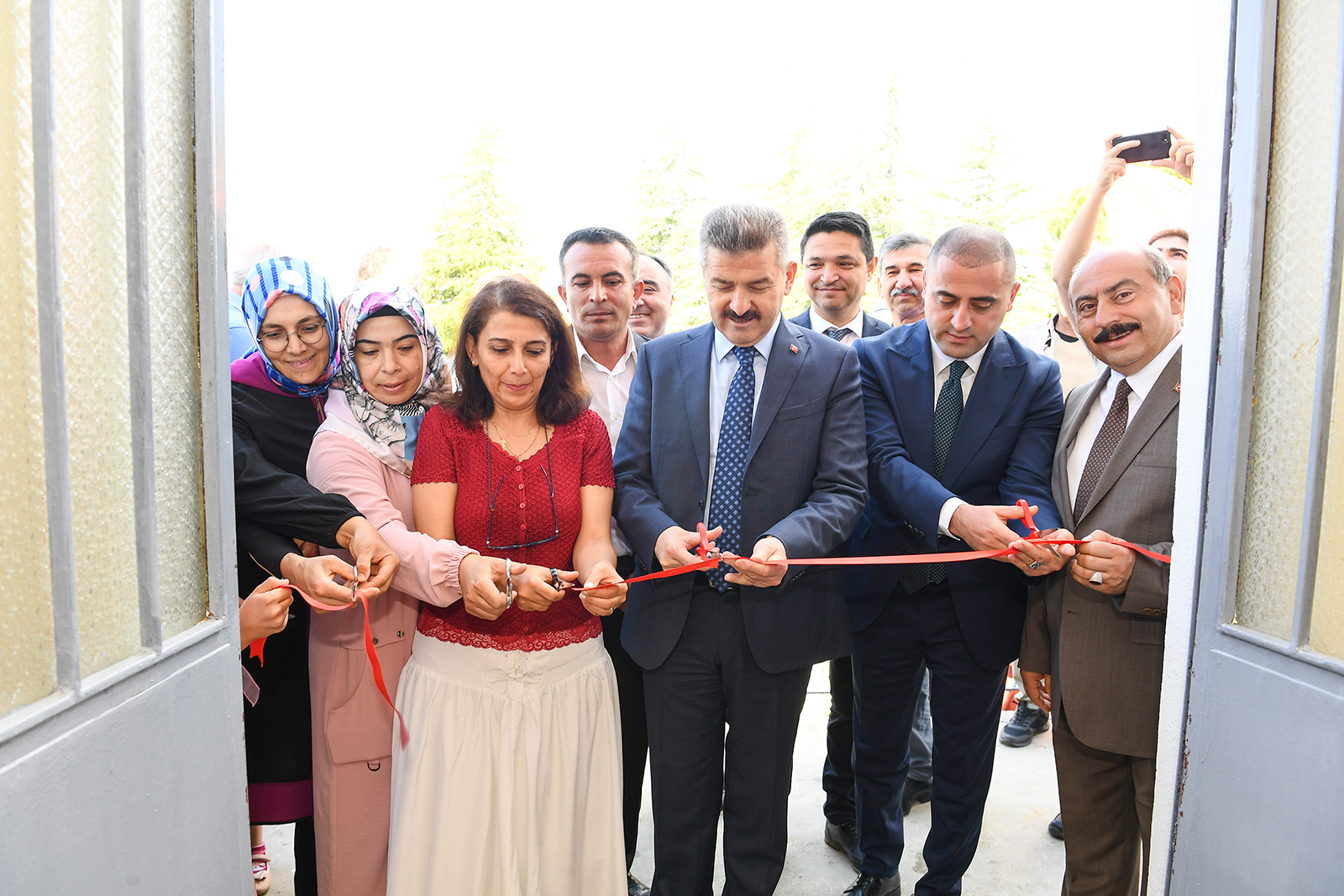 Vali Dr. Turan Ergün, Banaz ilçesi Düzlüce Köyü Kadın Tarımsal Kalkınma Kooperatifinin  açılışını gerçekleştirdi.