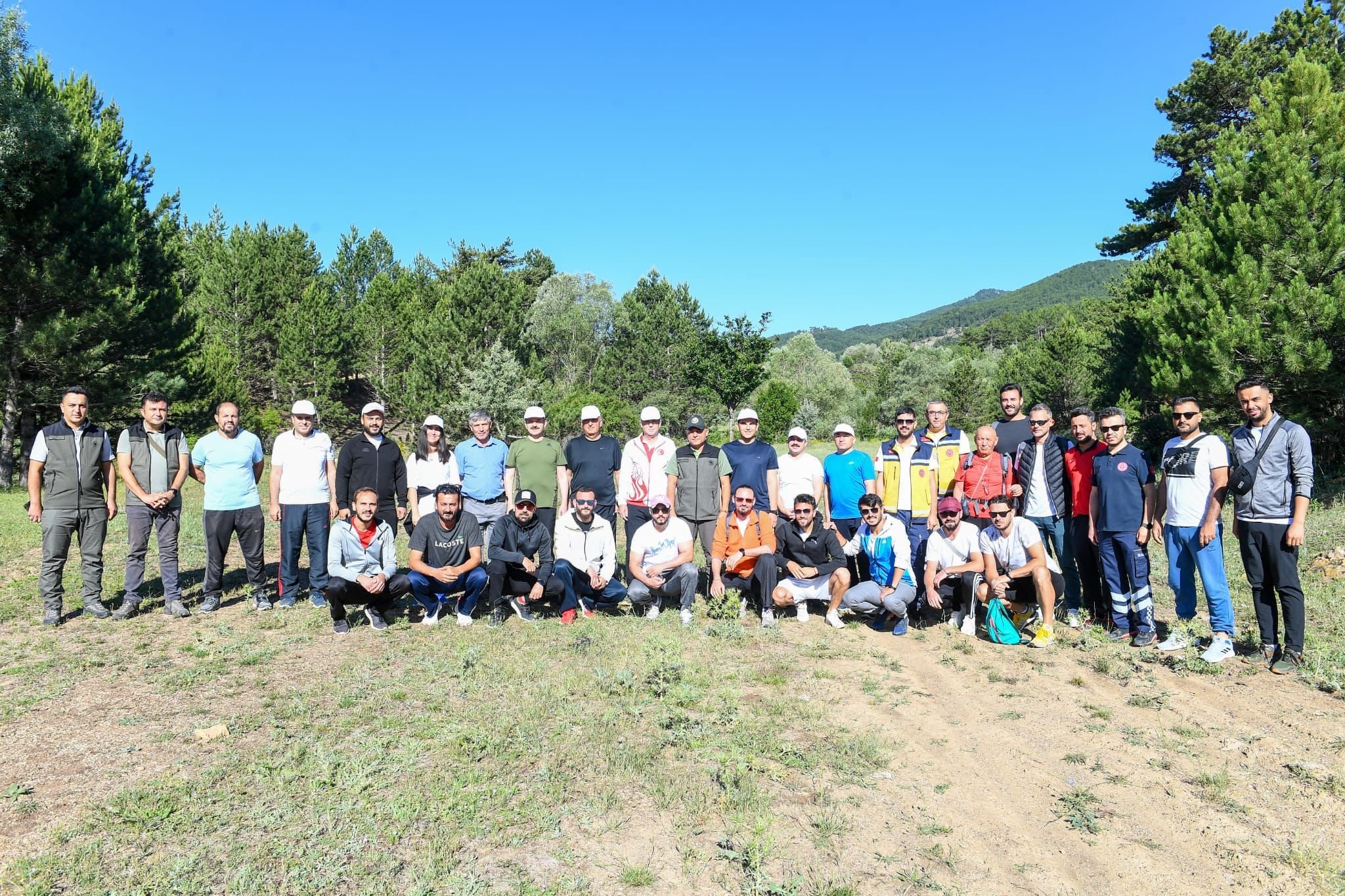 Vali Dr. Turan Ergün, doğasever gençlerle birlikte Baltalı Göleti bölgesinde doğa yürüyüşü yaptı