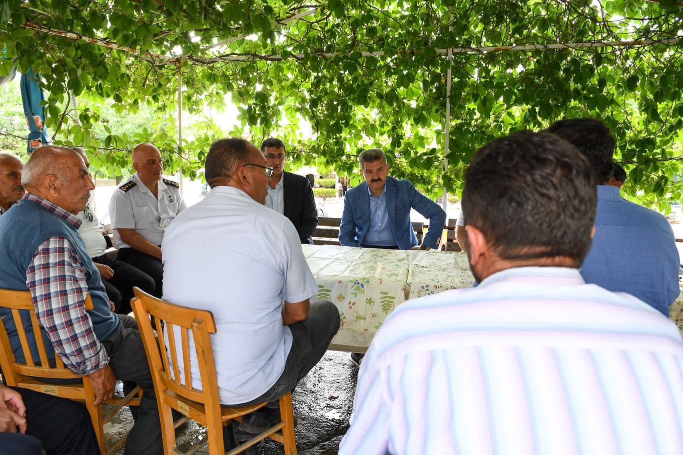 Vali Dr. Turan Ergün, Eşme ilçesi Yeşilkavak köyünde vatandaşlarla bir araya geldi