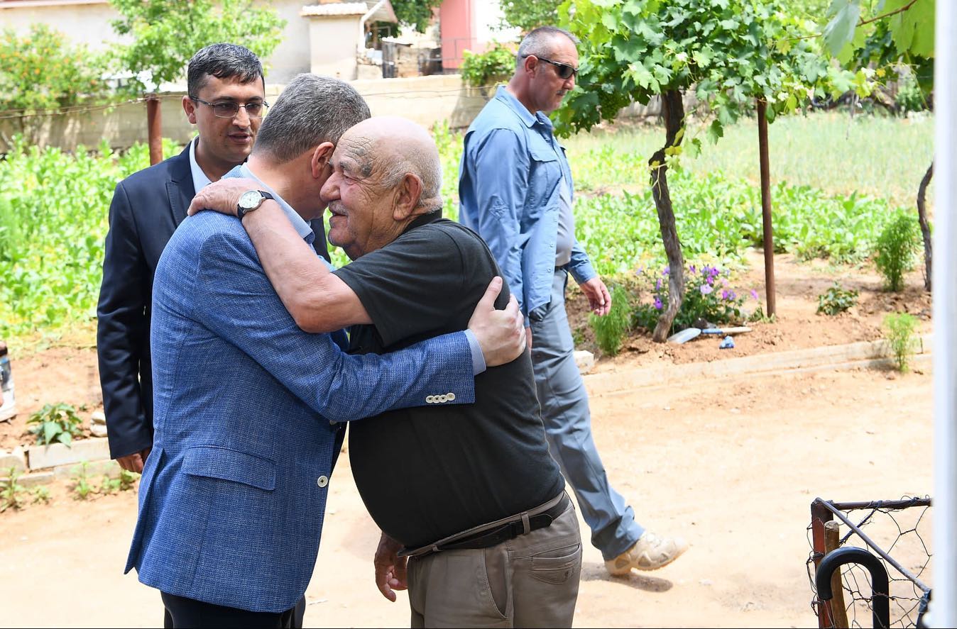Vali Dr. Turan Ergün, Şehit P. Kom. Er Mehmet Özen’in ailesini ziyaret etti