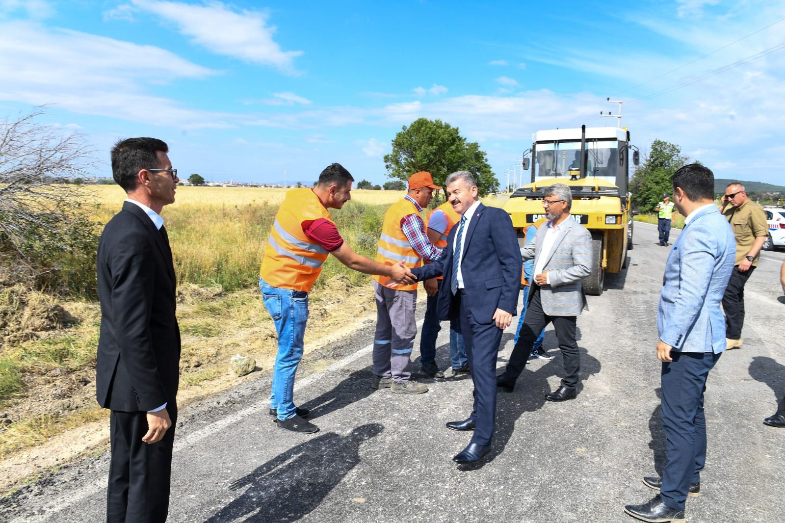 Vali Dr. Turan Ergün, Uşak İl Özel İdaresi asfalt yol yapım sezonunun açılışını gerçekleştirdi
