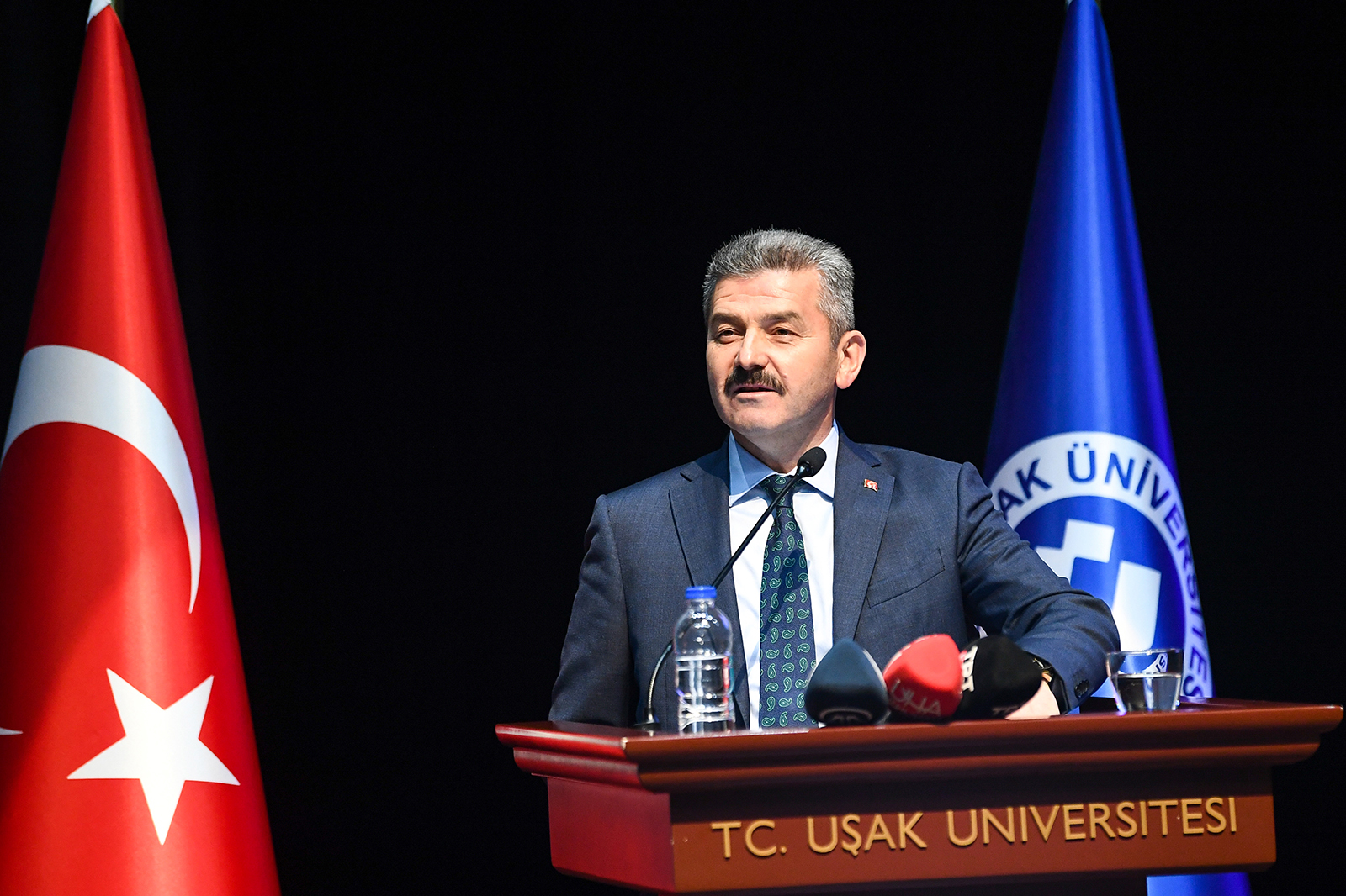 Vali Dr. Turan Ergün, Uşak Üniversitesi 2021 – 2022 Akademik Yılı Mezuniyet Ödül Törenine katıldı
