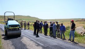 Ardahan Valisi Hüseyin Öner, Göle İlçesinde devam eden köy yolları Asfalt yama çalışmalarını yerinde inceledi(26.07.2022)