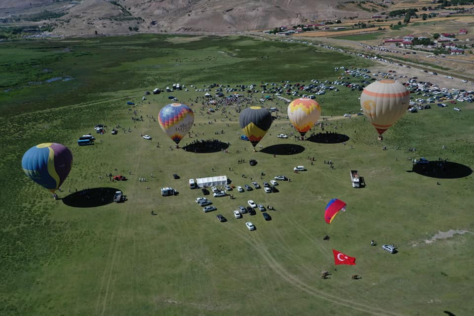 ErzinCANFest 2022’nin Kapanış Gününde Düzenlenen Balon Uçuşları ve Colorfest Etkinliği Yoğun İlgi Gördü.