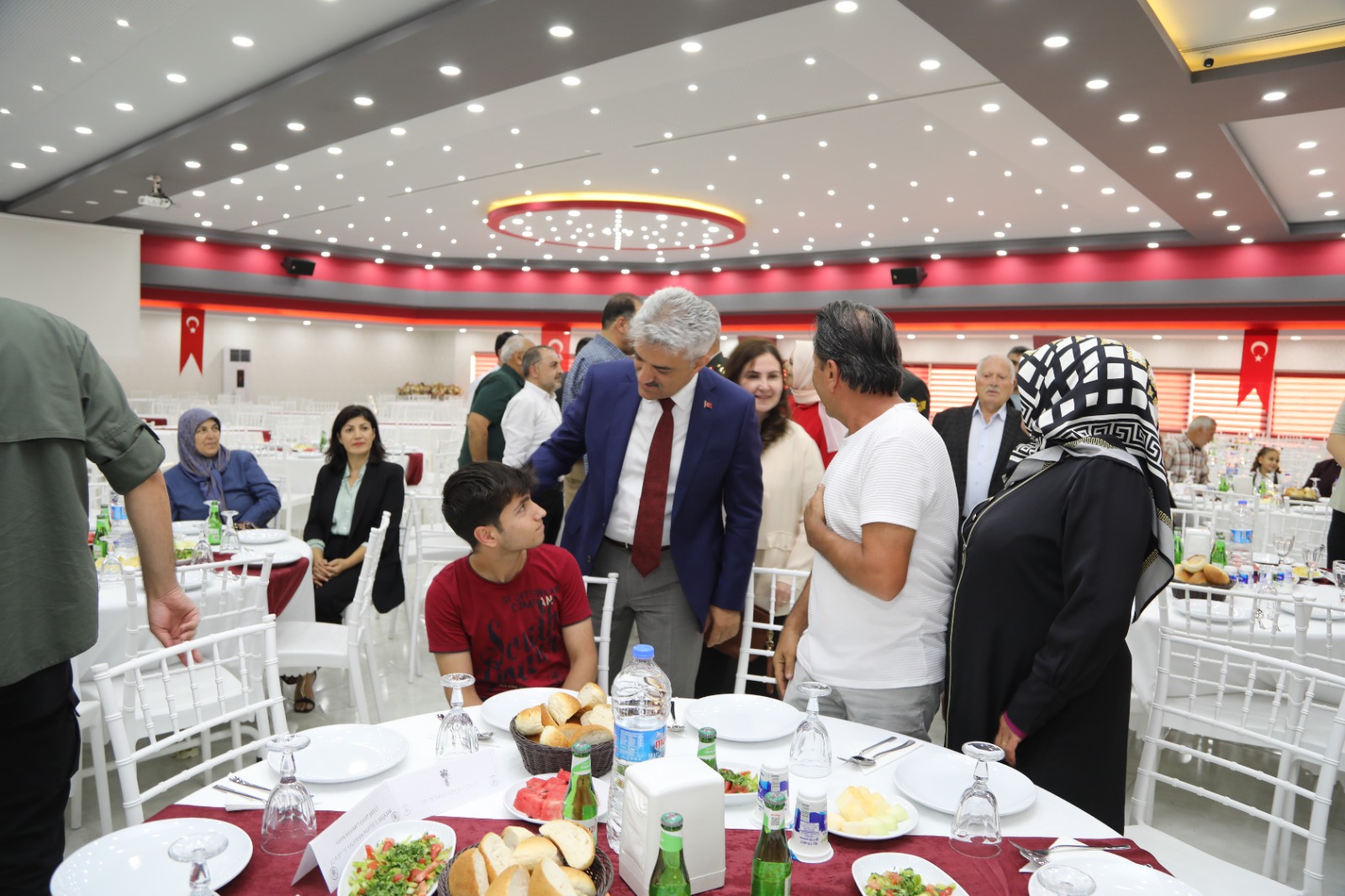 Sayın Erzincan Valisi, Şehit Aileleri ve Gazilerimizle Yemekte Bir Araya Geldi
