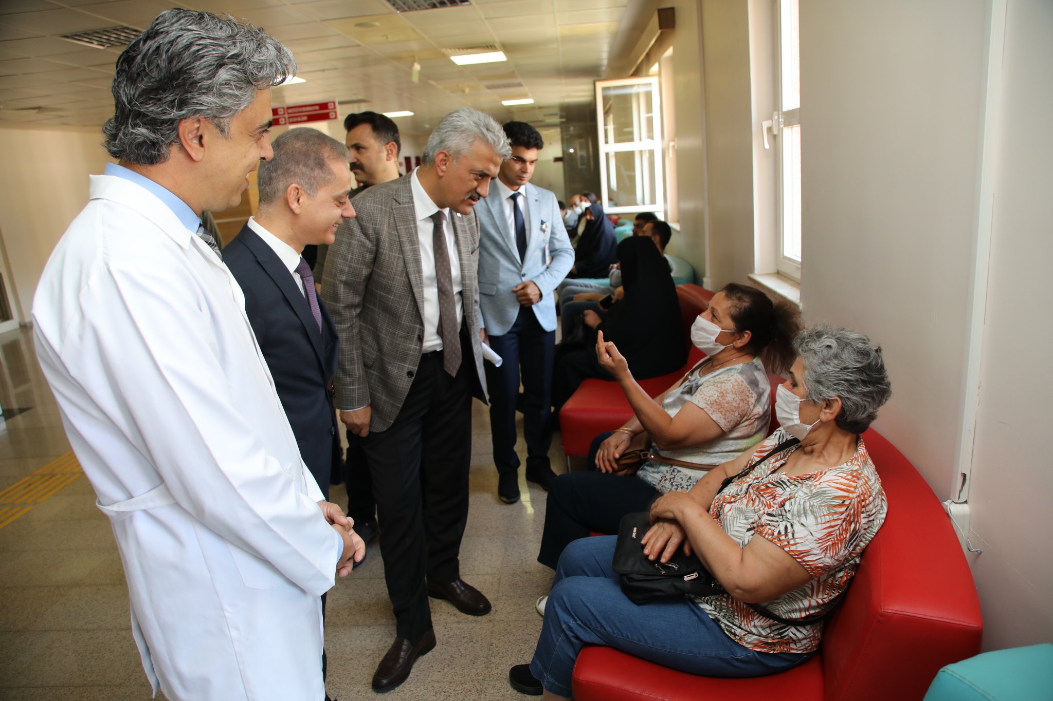 Sayın Erzincan Valisi Mehmet Makas, Erzincan Mengücek Gazi Eğitim ve Araştırma Hastanesi’ndeki çeşitli birimleri ve poliklinikleri ziyaret etti
