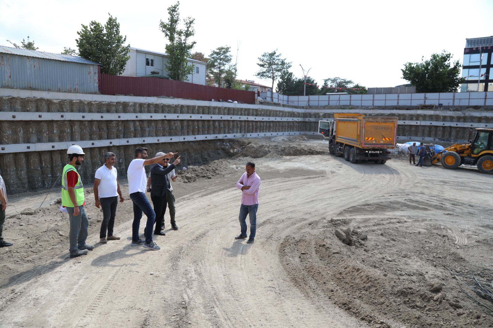 Sayın Erzincan Valisi, Üniversite Vakfı Yaşam Merkezi inşaat sahasında incelemelerde bulundu.