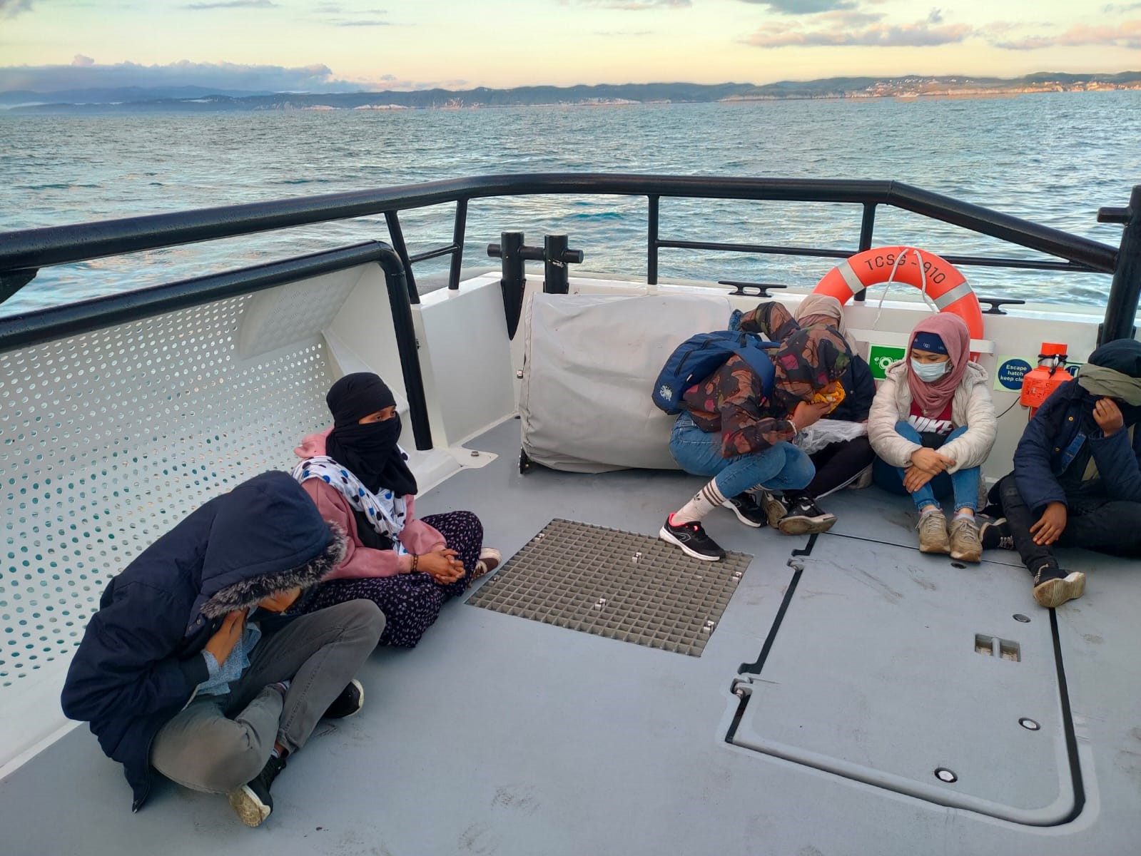 İstanbul Açıklarında 58 Düzensiz Göçmen ve 5 Göçmen Kaçakçısı Şüphelisi Yakalanmıştır