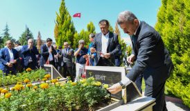 Vali Dr. Turan Ergün ve protokol üyeleri, Kurban Bayramı münasebetiyle Uşak Şehitliğini ziyaret etti