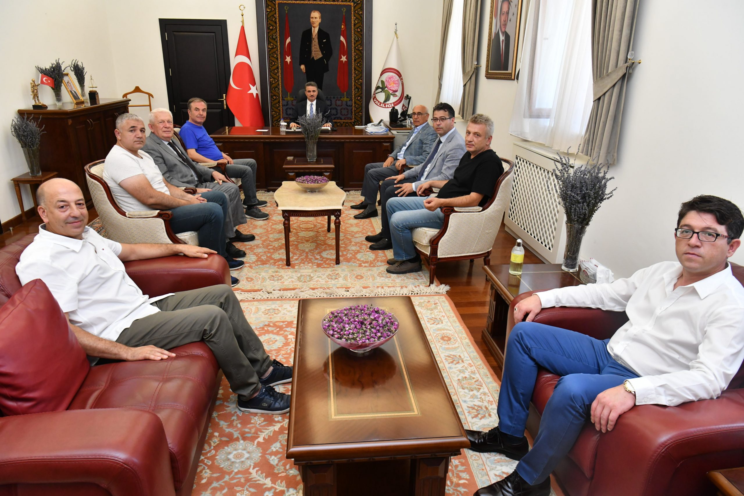 Vali Aydın Baruş Isparta32spor yönetim kurulu üyeleriyle bir araya geldi.