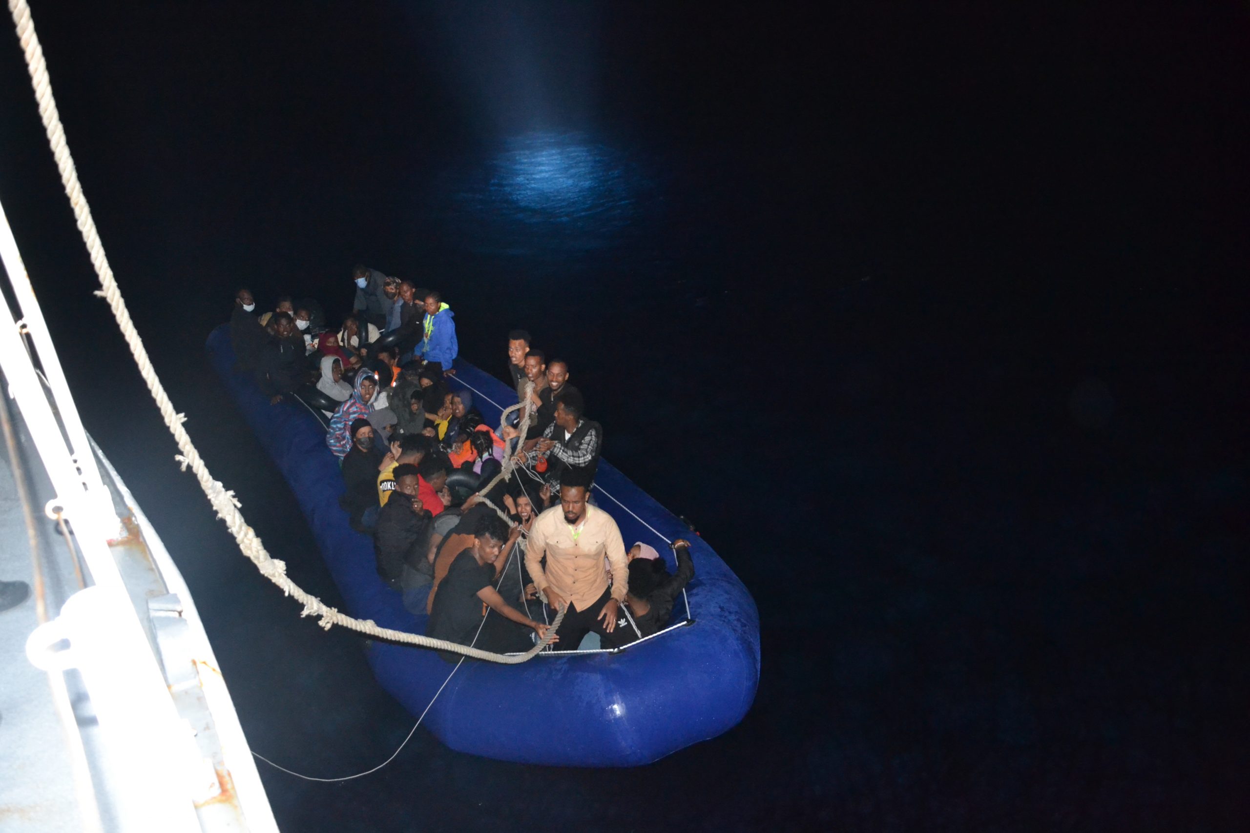 İzmir Açıklarında 49 Düzensiz Göçmen Yakalanmıştır