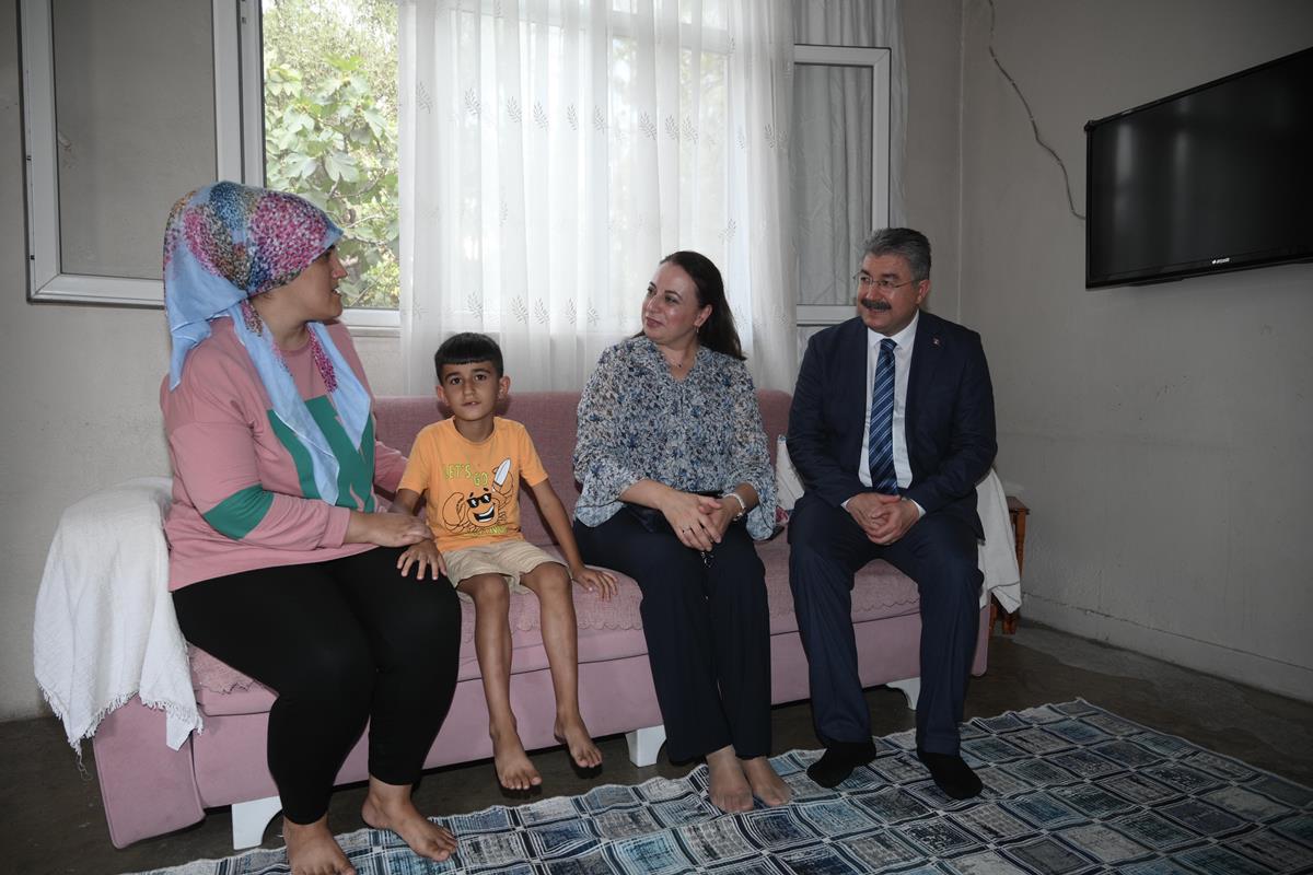 Vali Dr. Erdinç Yılmaz ve Eşi Doç. Dr. Şenay Yılmaz Hanımefendi, Vatandaşlarımızı Evlerinde Ziyaret Ettiler